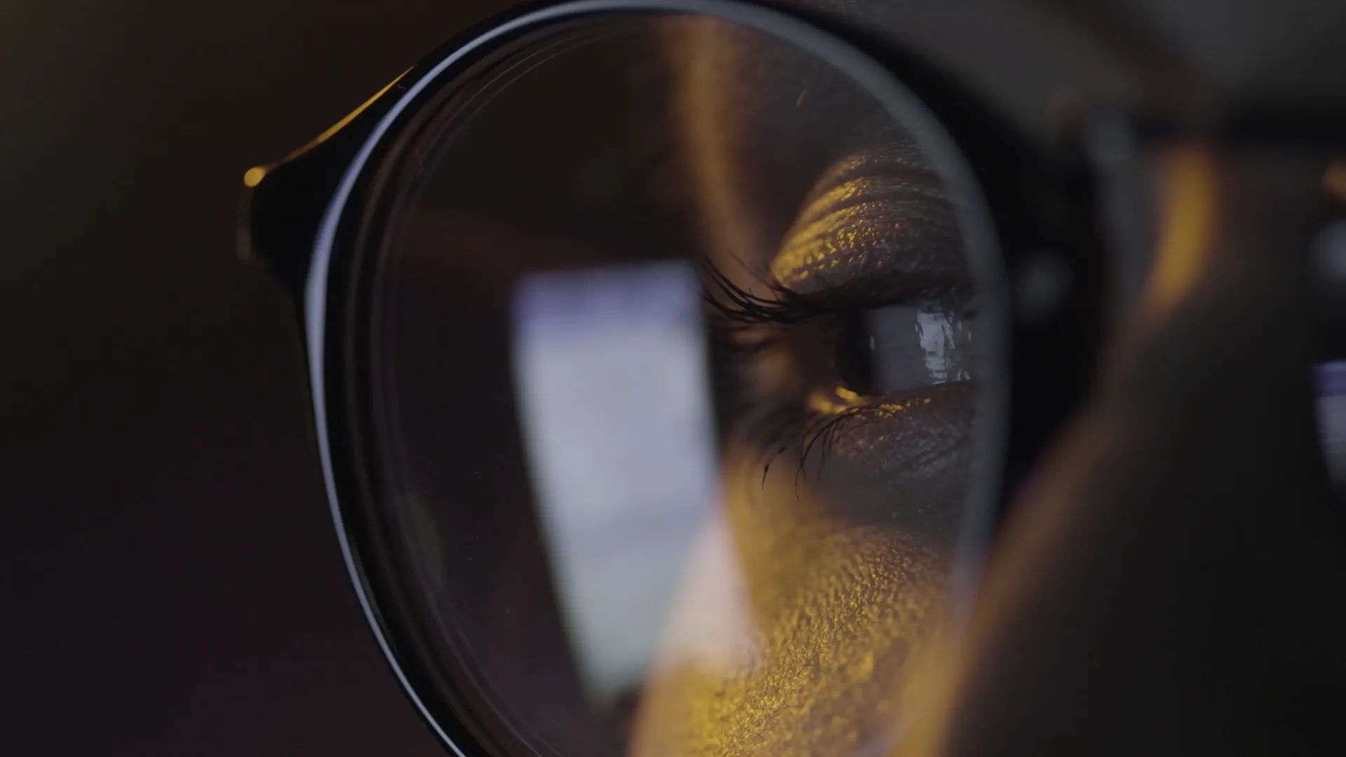 Óculos com reflexo de tela, representando adaptação para leitura e tecnologia assistiva
