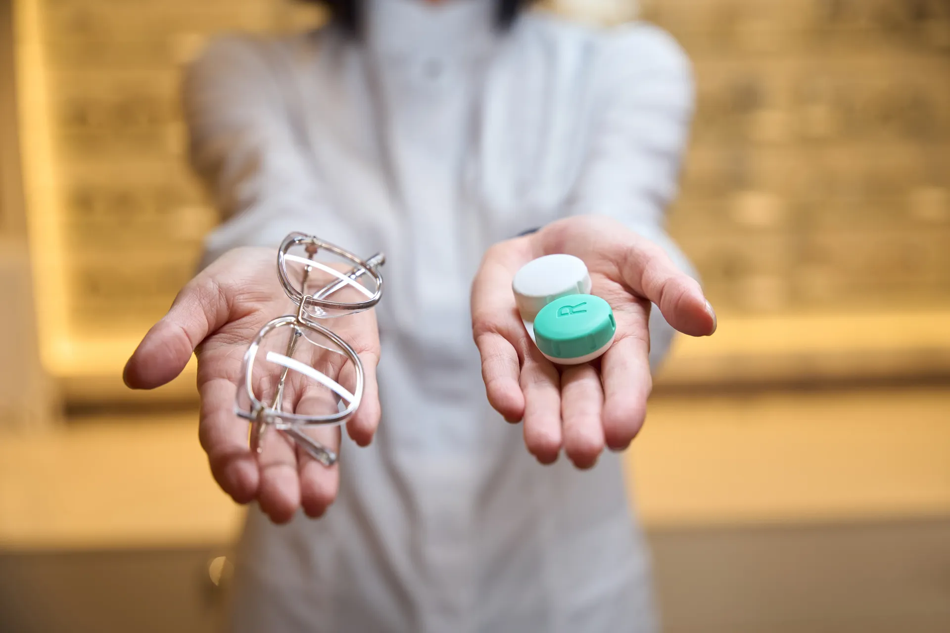 Profissional orientando sobre óculos e lentes em consulta